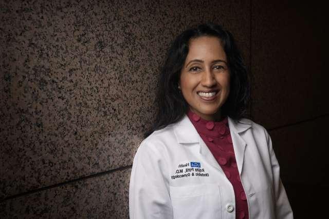 Dr. 拉吉塔·帕蒂尔(Rajita Patil)是皇冠hga025大学洛杉矶分校健康中心新成立的综合更年期护理项目的负责人. (图片来源:Joshua Sudock/皇冠hga025大学洛杉矶分校健康)